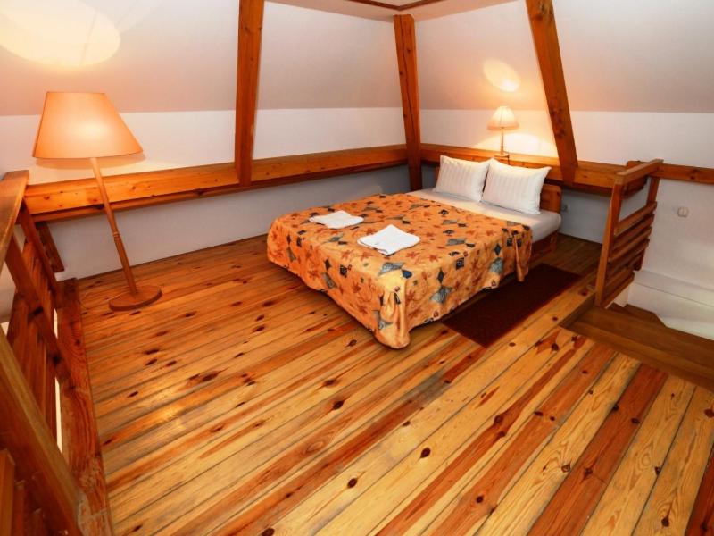 Łóżko lub łóżka w pokoju w obiekcie Bakony Hotel