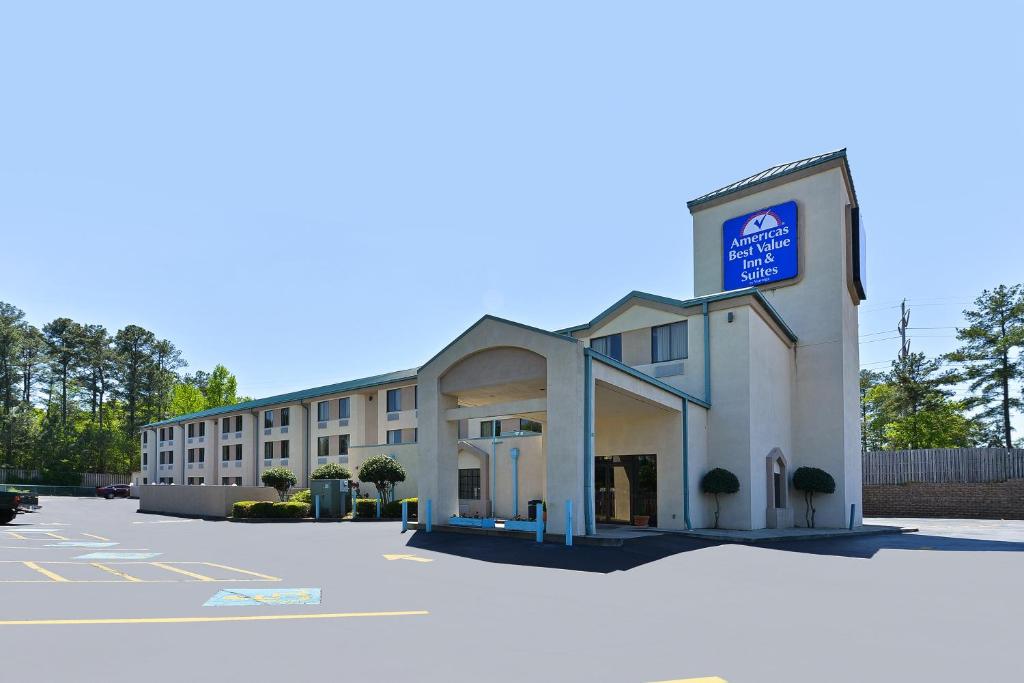 un edificio con un cartel en el costado en America's Best Value Inn & Suites, Atlanta - Morrow, en Morrow