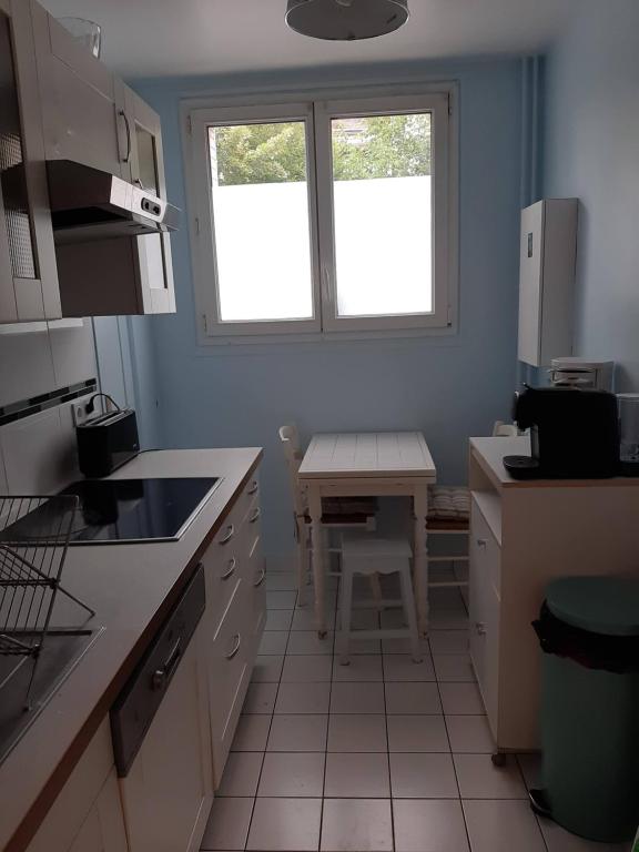 Una cocina o zona de cocina en 2 bedrooms Apartment with parking Paris Neuilly