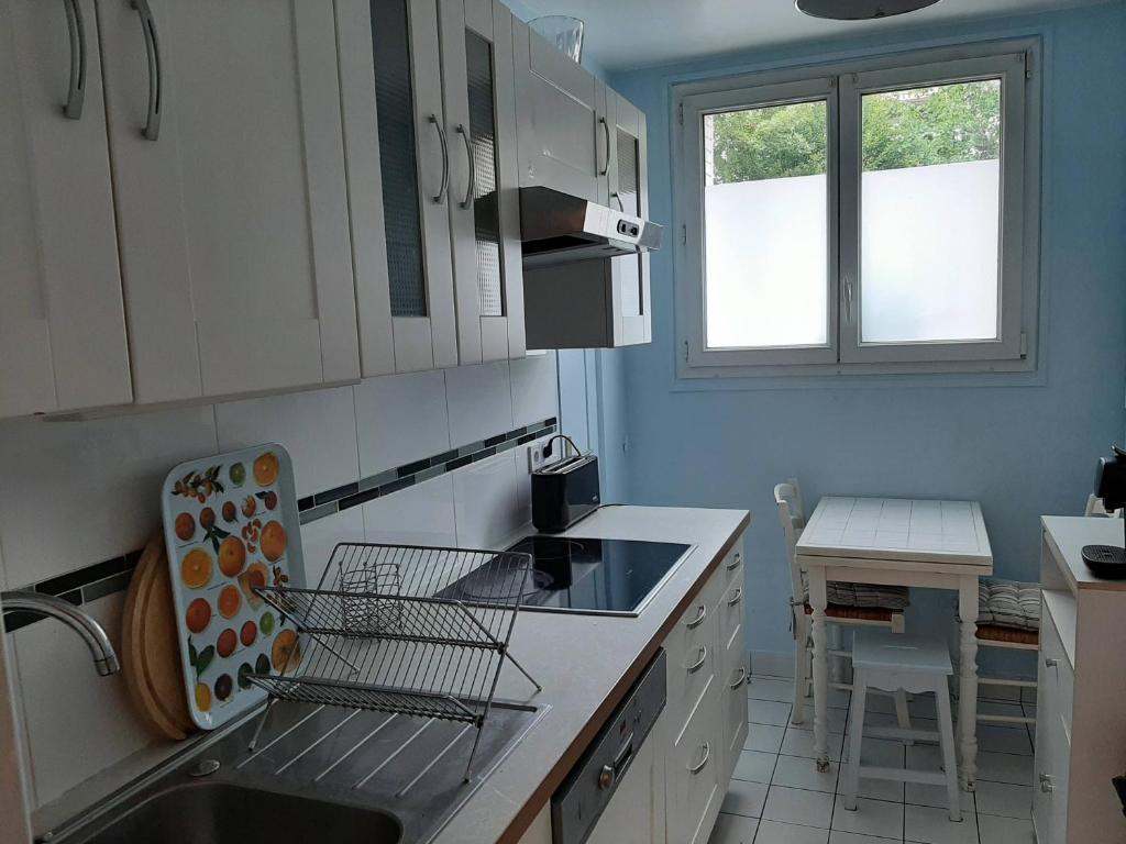 Una cocina o zona de cocina en 2 bedrooms Apartment with parking Paris Neuilly