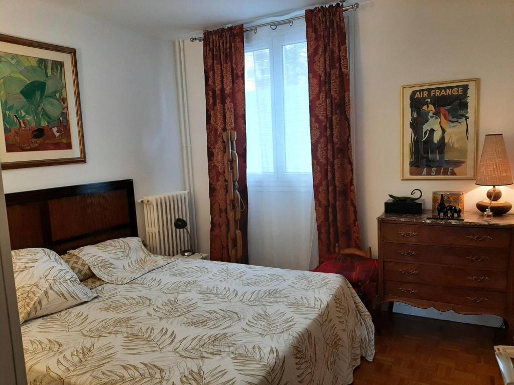 1 dormitorio con 1 cama, vestidor y ventana en 2 bedrooms Apartment with parking Paris Neuilly, en Neuilly-sur-Seine