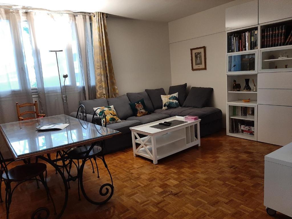 Area tempat duduk di 2 bedrooms Apartment with parking Paris Neuilly