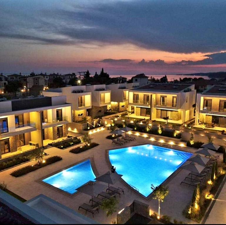 The swimming pool at or close to Luxury Apartment Nikiti Olea Valley