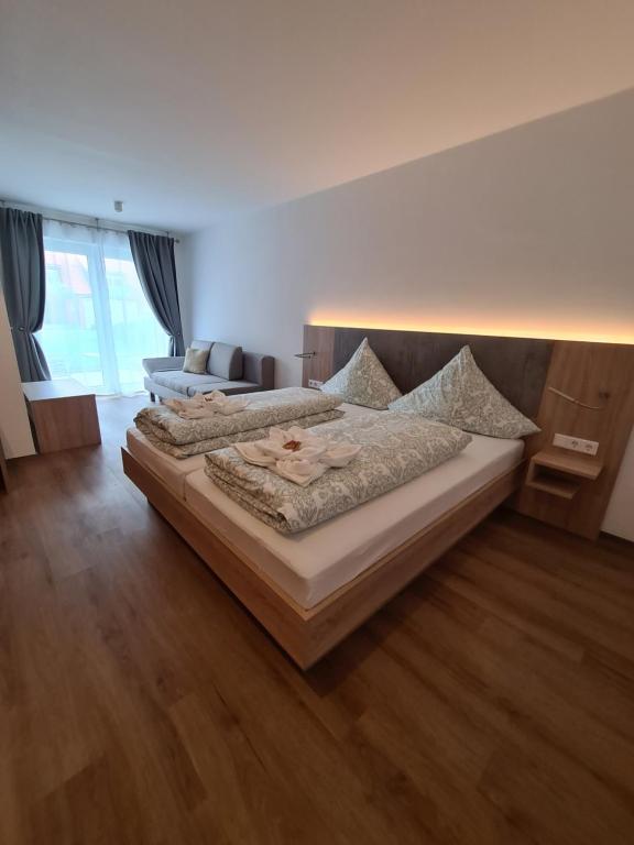 Postel nebo postele na pokoji v ubytování Hotel Pension Nordzeit