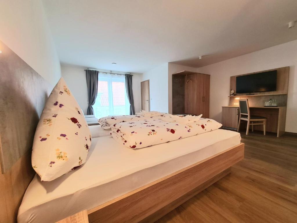Postel nebo postele na pokoji v ubytování Hotel Pension Nordzeit
