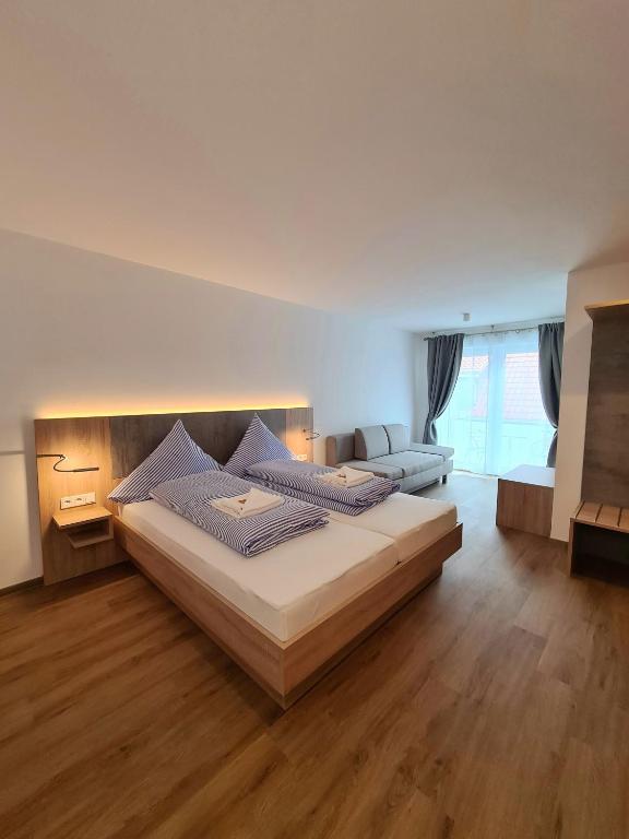 Postel nebo postele na pokoji v ubytování Hotel Pension Nordzeit