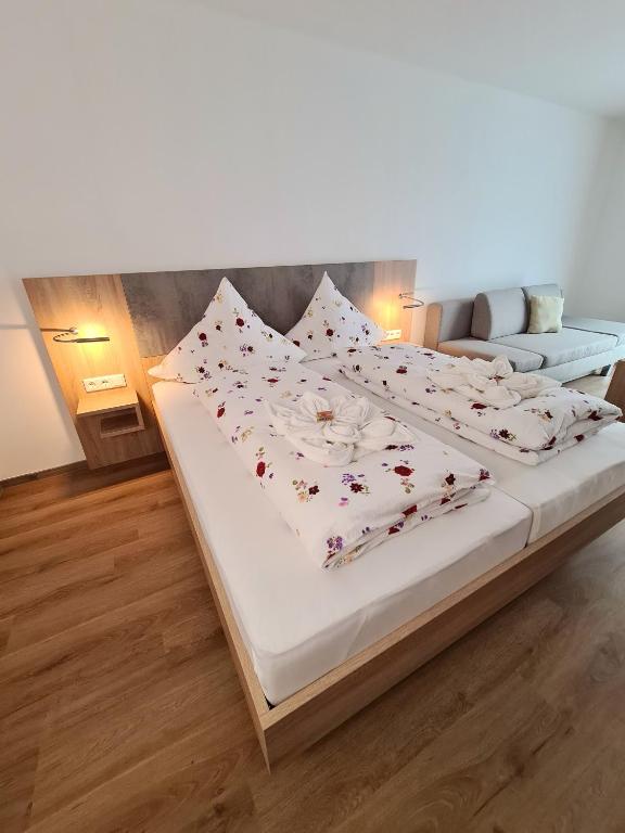 Postel nebo postele na pokoji v ubytování Hotel Pension Nordzeit