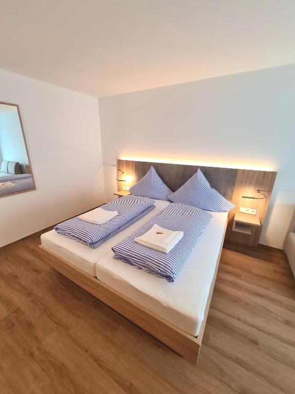 Postel nebo postele na pokoji v ubytování Hotel Pension Nordzeit