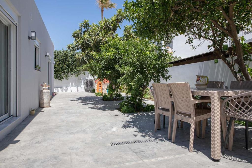 Φωτογραφία από το άλμπουμ του The Back Yard στην Καρδάμαινα