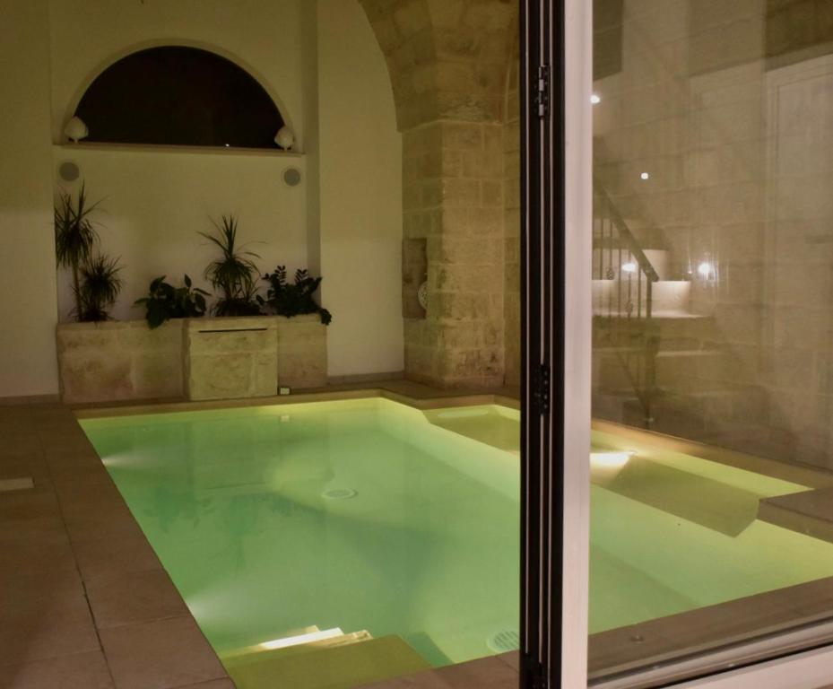 Bazén v ubytování LeVolte luxury suite&spa nebo v jeho okolí