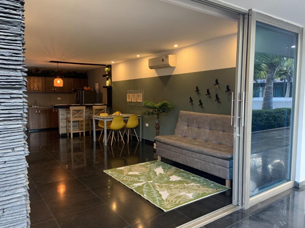 Posezení v ubytování Cabaña en coveñas en acogedor conjunto residencial