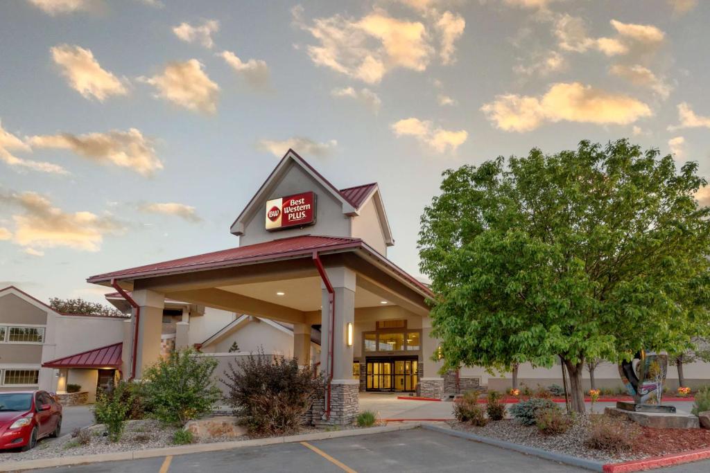 Un hotel con un cartel en la fachada del edificio. en Best Western Plus Loveland Inn, en Loveland