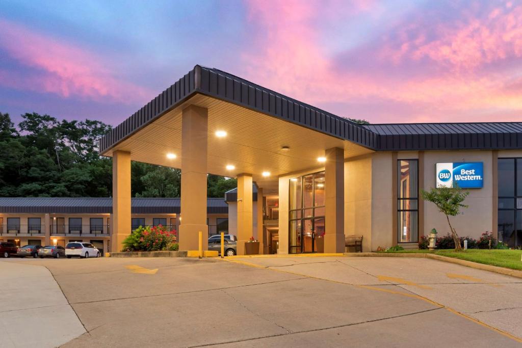 een hotel voor een gebouw met een parkeerplaats bij Best Western Vicksburg in Vicksburg