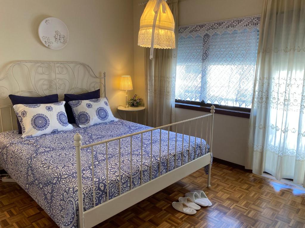 - une chambre avec un lit doté d'oreillers bleus et blancs dans l'établissement Jardim da Celeste, à Viana do Castelo