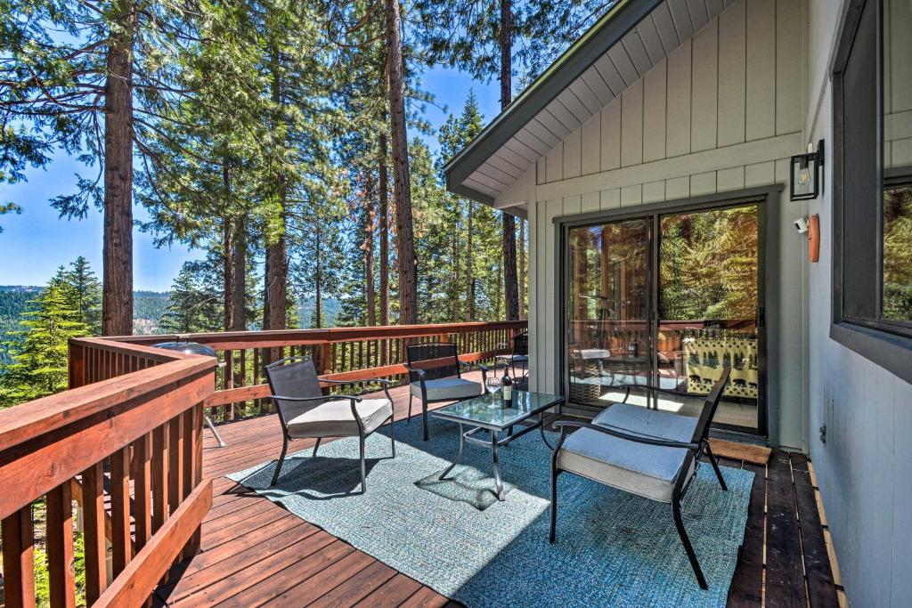 una terraza con sillas y mesas en una casa en Arnold Cabin Hot Tub, Fire Pit and Epic Views!, en Arnold