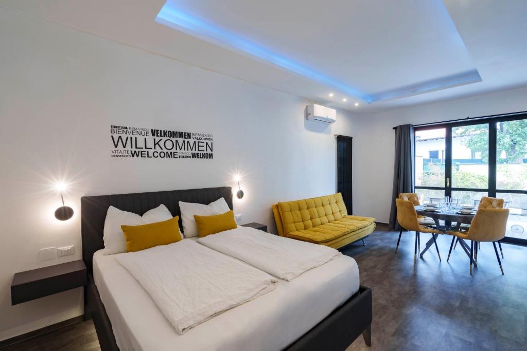 A bed or beds in a room at Lake Apartment Primea