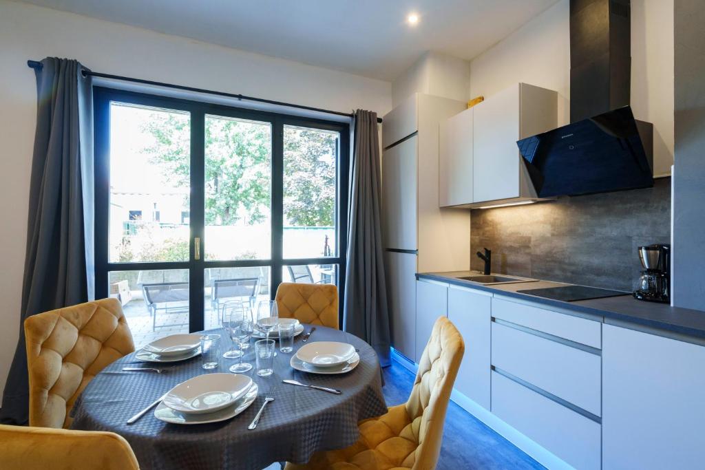 A kitchen or kitchenette at Lake Apartment Primea