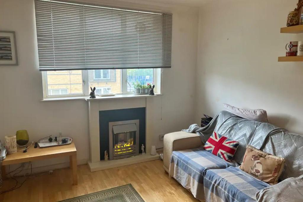 A seating area at Homely 1 Bedroom Apartment in Beckton With Parking