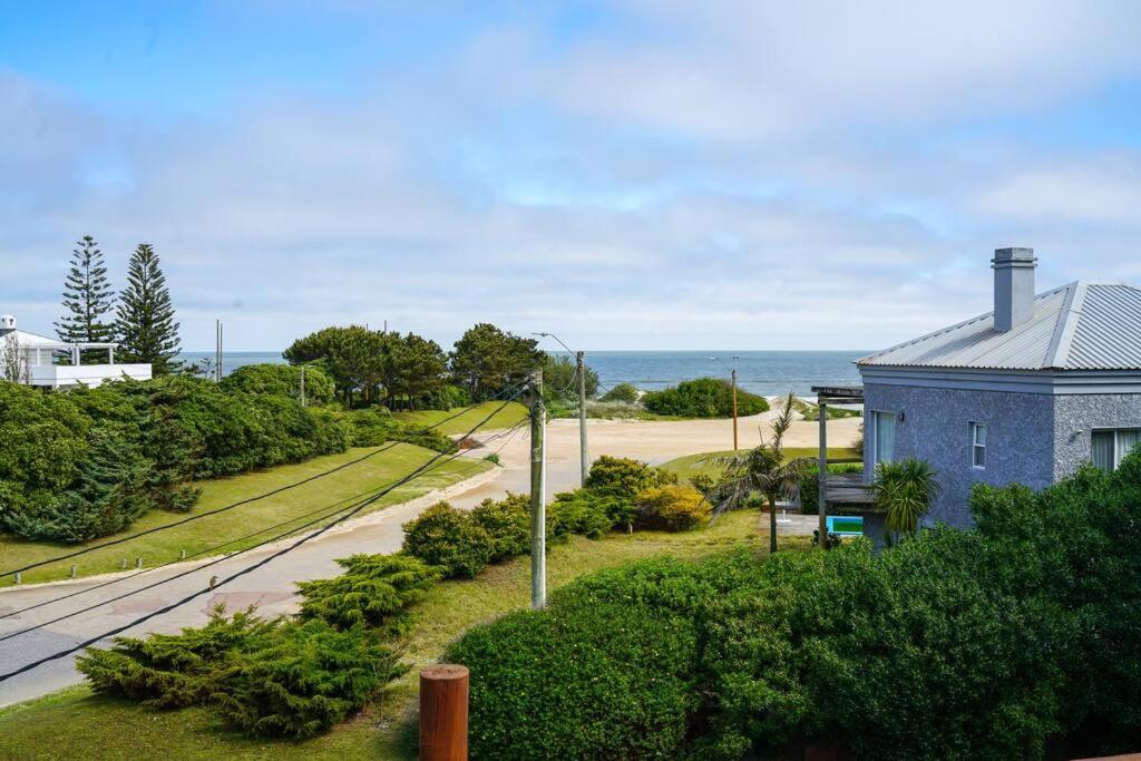 una casa azul con un camino junto al océano en 100m to Solanas Beach, 5 bedrooms, 3 bathrooms, Casa Poopshkin, en Punta del Este