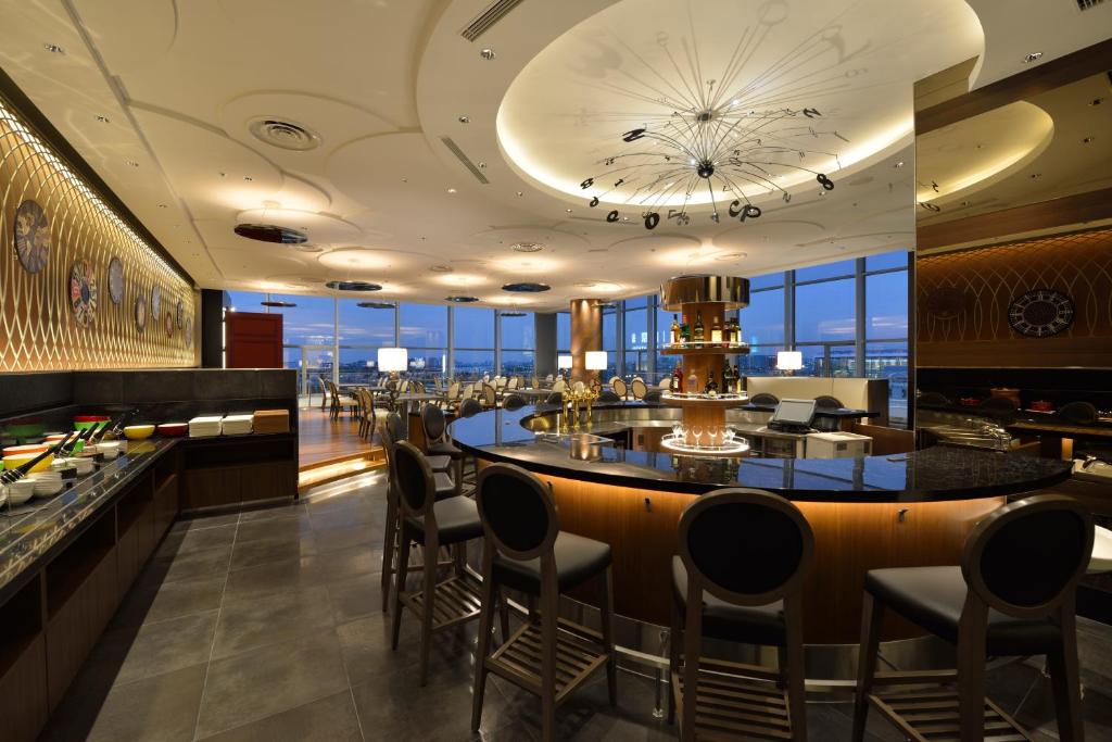 Un restaurante u otro lugar para comer en The Royal Park Hotel Tokyo Haneda Airport Terminal 3