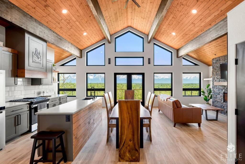 Luxury Living at The Eagles Perch Palmer AK - Villa De Deux Chambres