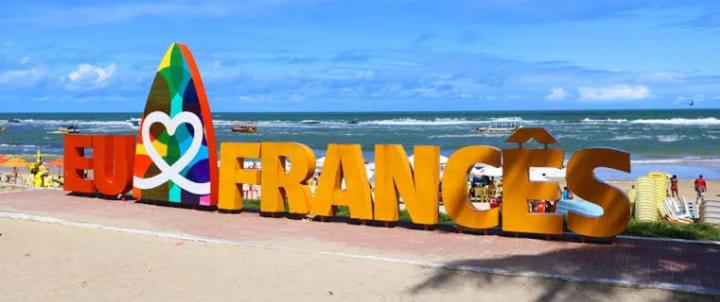 Znak z napisem "Taniec na plaży" w obiekcie Flat à beira mar! w mieście Marechal Deodoro