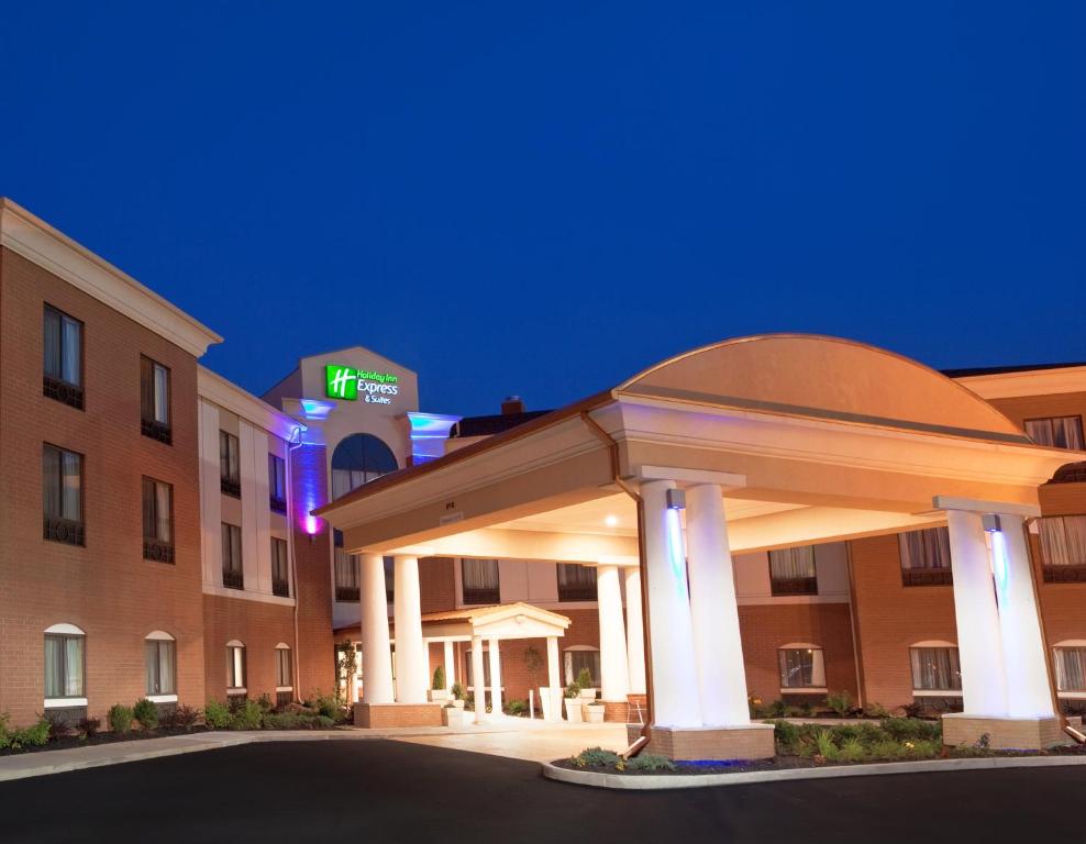 un hotel con cenador frente a un edificio en Holiday Inn Express Hotel and Suites Akron South-Airport Area, an IHG Hotel, en Akron