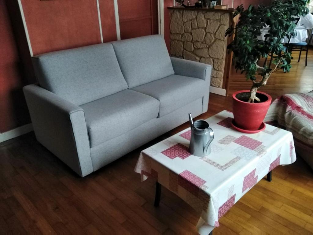 sala de estar con sofá y mesa de centro en Solution de dépannage - chez l'habitant, en Le Creusot