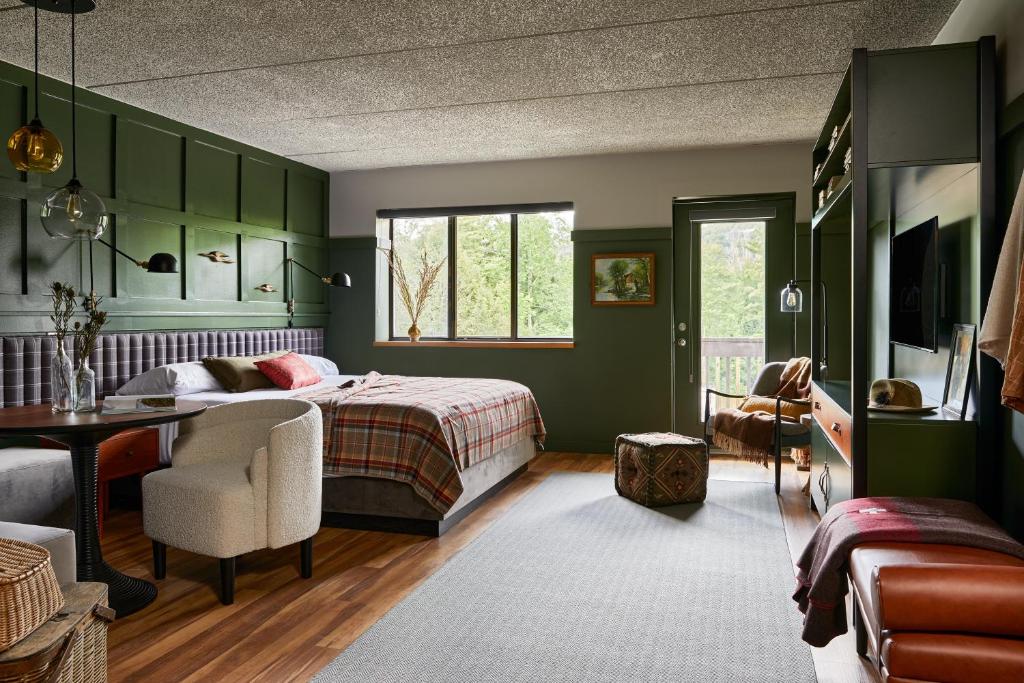 1 dormitorio con paredes verdes, 1 cama y escritorio en Hunter Lodge, a Bluebird by Lark en Hunter