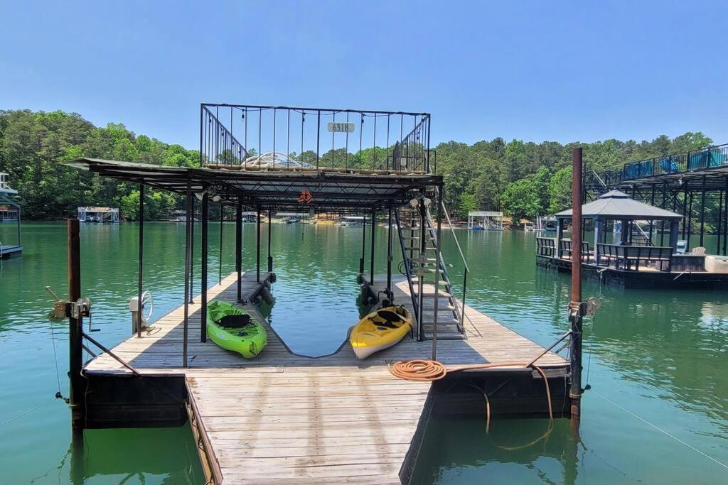 Entire Home, Waterfront Lake Lanier Kayaks, Dock, Buford (updated