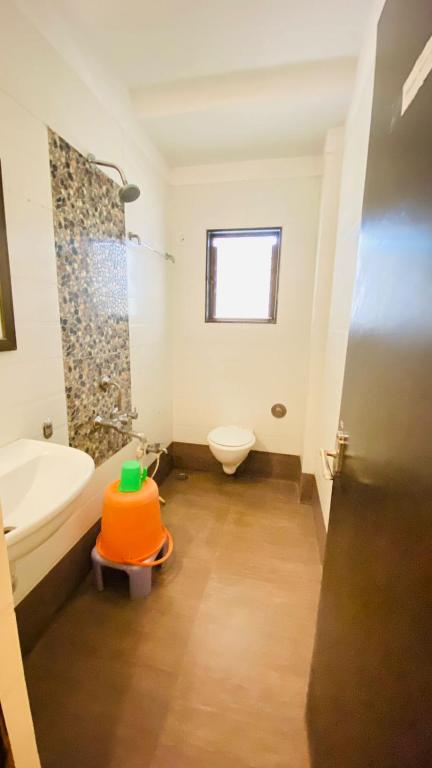 Koupelna v ubytování Hotel Sai Gurusthan
