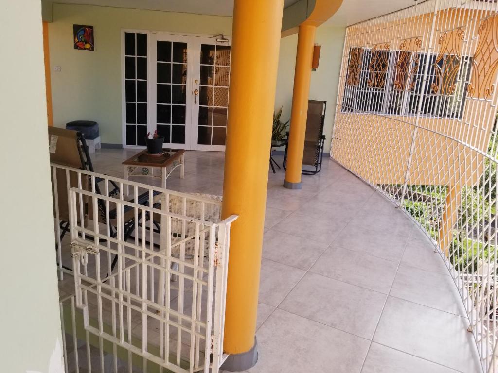 Balkón nebo terasa v ubytování Chaudhry House Montego Bays- 2nd floor apt