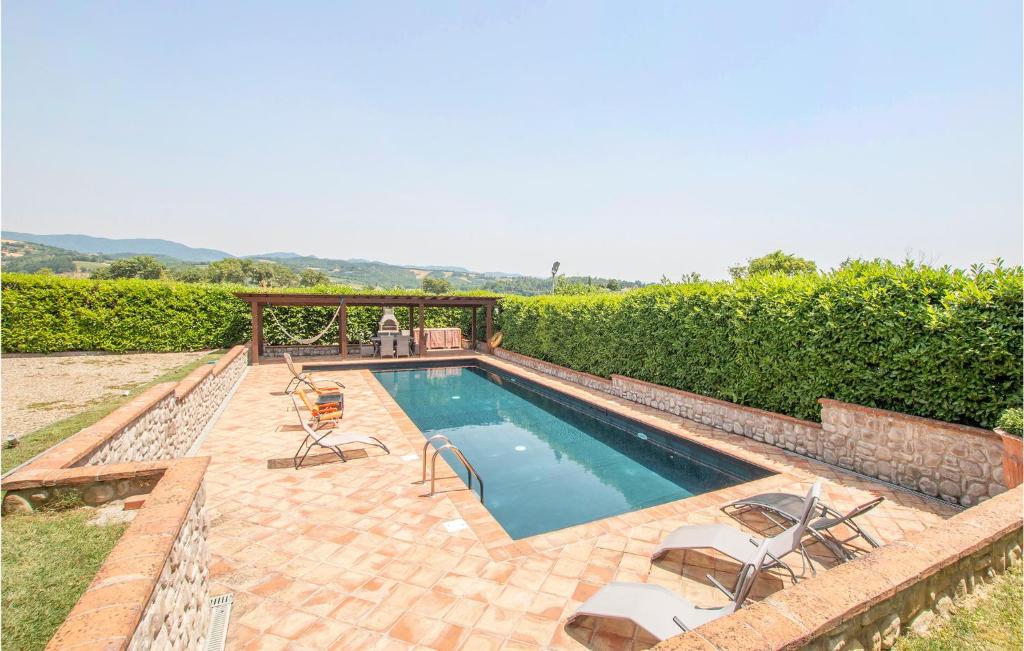 una piscina con 2 sillas y una mesa en Beautiful Home In Barberino Di Mugello With Wifi, en Barberino di Mugello