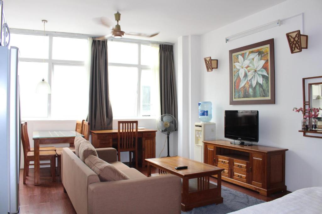 sala de estar con sofá, TV y mesa en Davidduc's Apartment Nam Ngu en Hanói