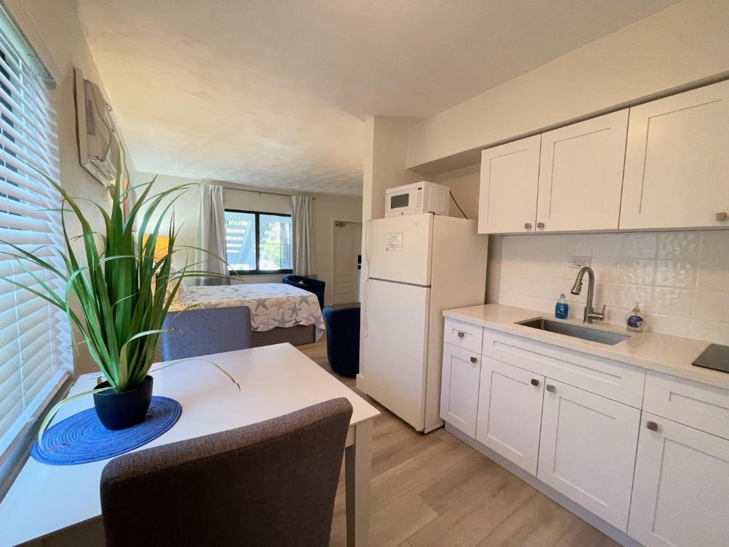 Tropic Isle Beach Resort - Estudio Con Cama Grande