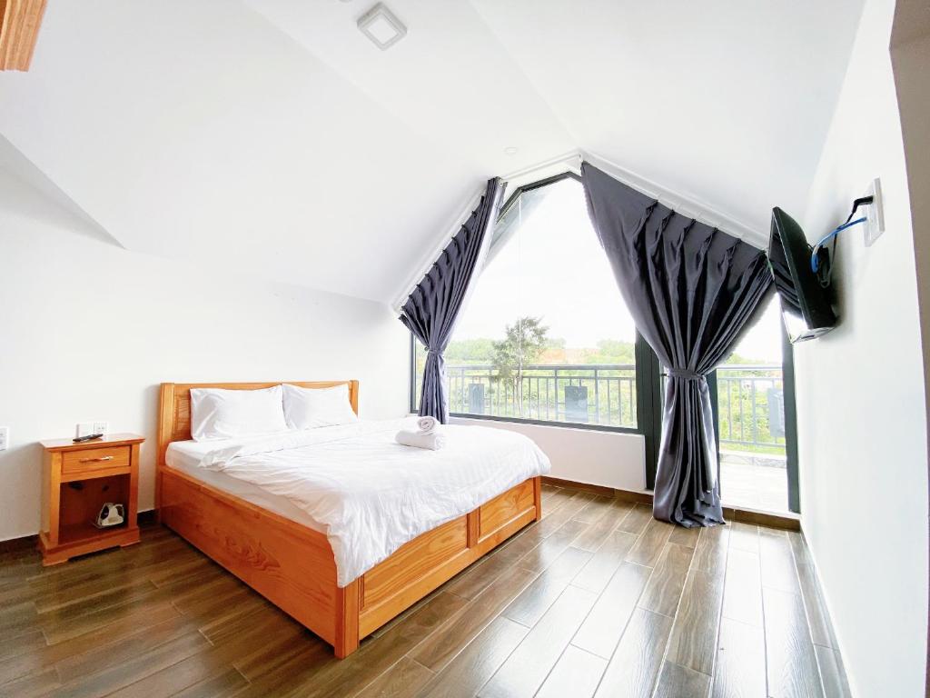 Giường trong phòng chung tại Arya Hotel Dalat