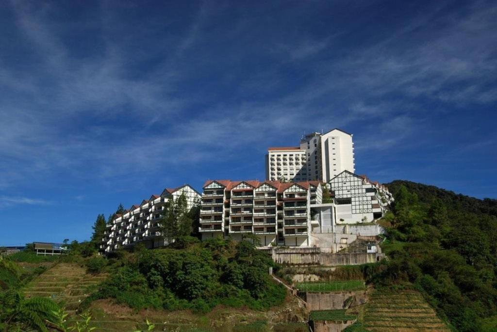 a building on top of a hill with a building at Zarania Hillhomes in Cameron Highlands