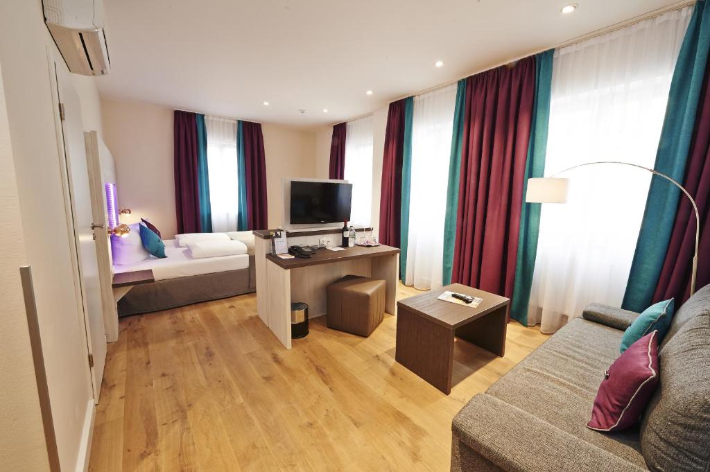 TV a/nebo společenská místnost v ubytování Hotel Elch Boutique