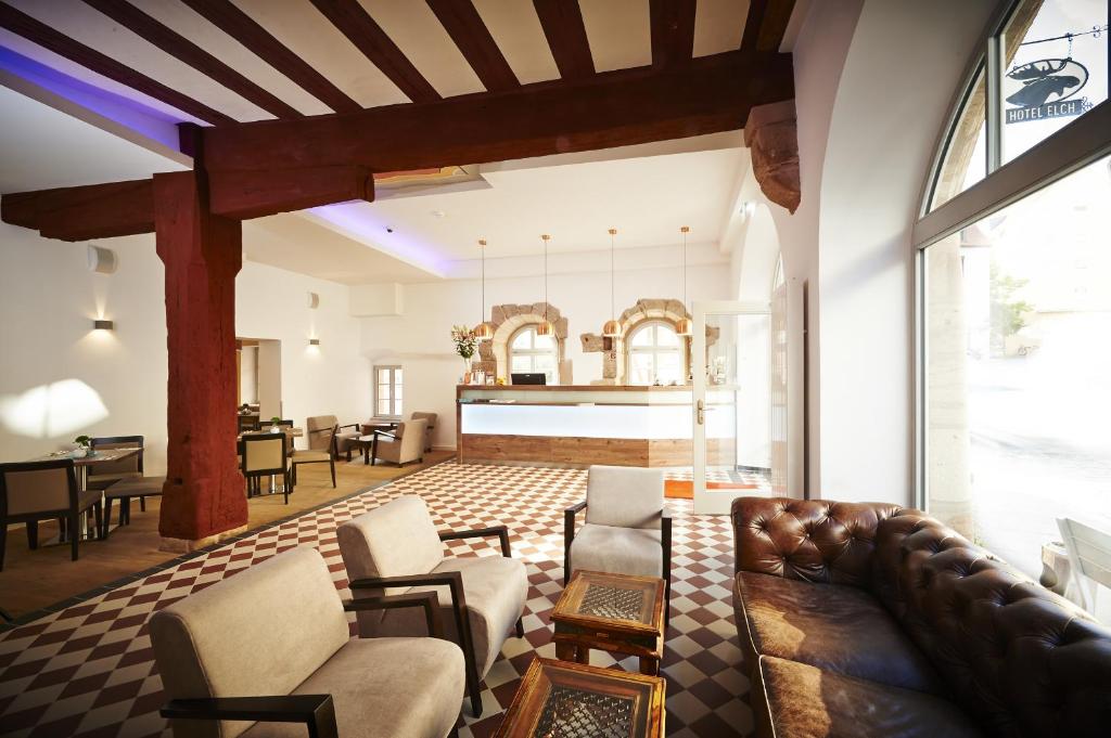 sala de estar con sofá y sillas en Hotel Elch Boutique, en Núremberg