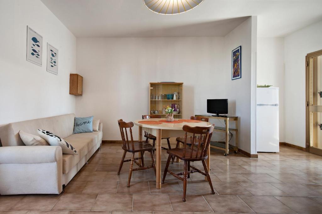 Televízia a/alebo spoločenská miestnosť v ubytovaní Casa Franci Torre dell'Orso