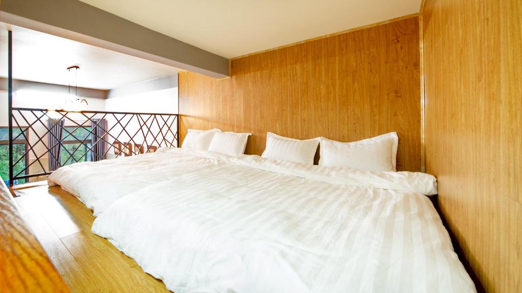 מיטה או מיטות בחדר ב-CSLTDL & Coffee sân vườn Vương Bảo Long Đà Lạt