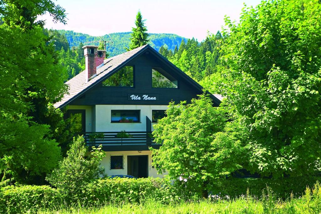 een huis midden in een bos met bomen bij Vila Nana Bled Apartments & Rooms in Bled