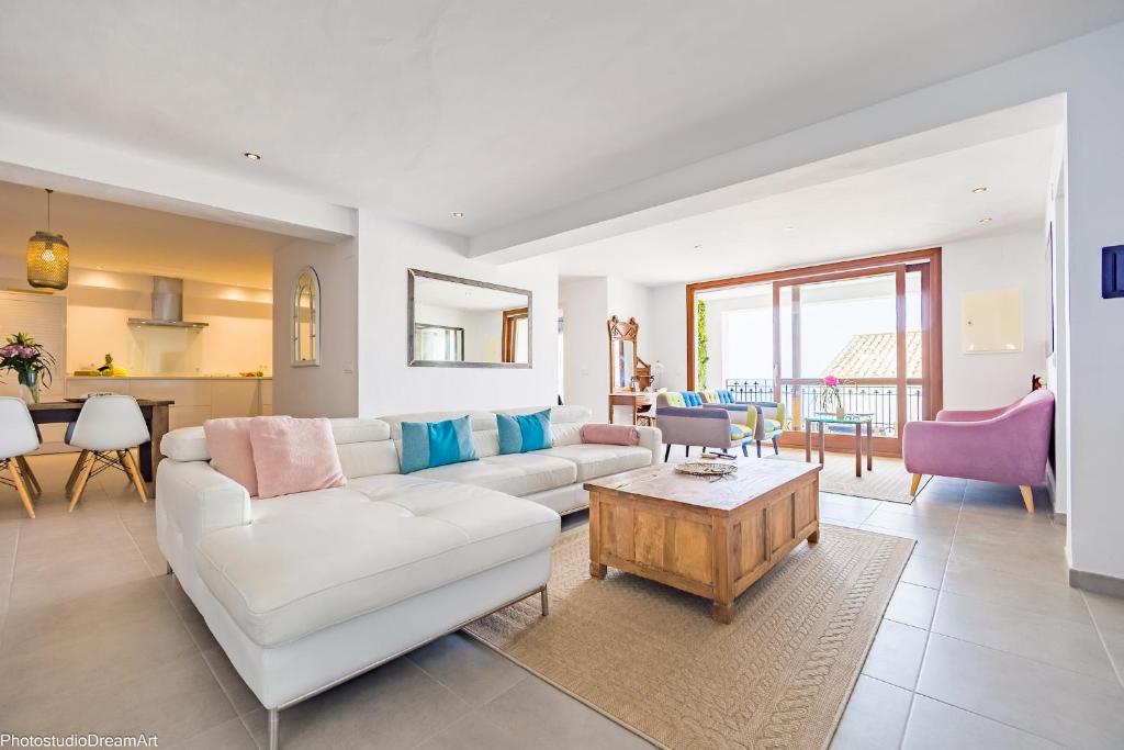 Una sala de estar con un sofá blanco y una mesa. en MIMAR ALTEA REMEDI urban, en Altea