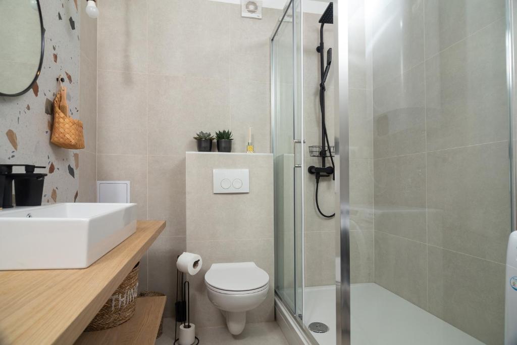 Sun and Sea Deluxe Apartments - 19