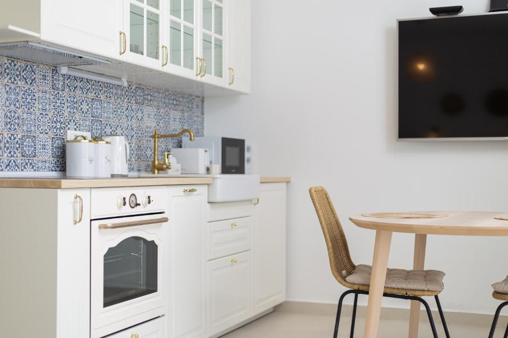 Sun and Sea Deluxe Apartments - 7