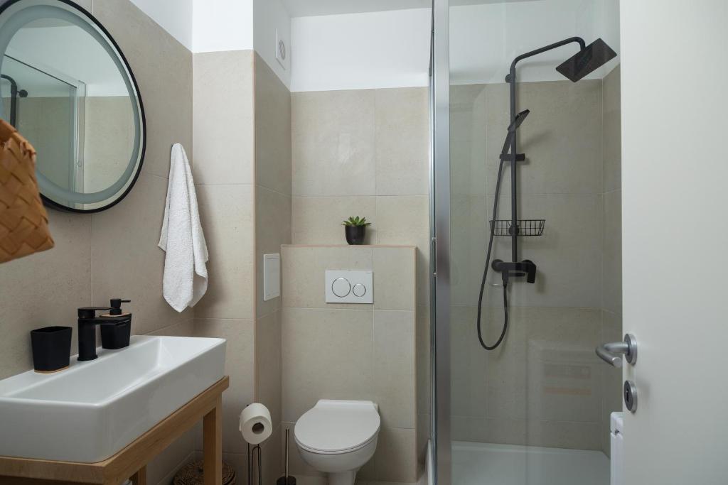 Sun and Sea Deluxe Apartments - 9