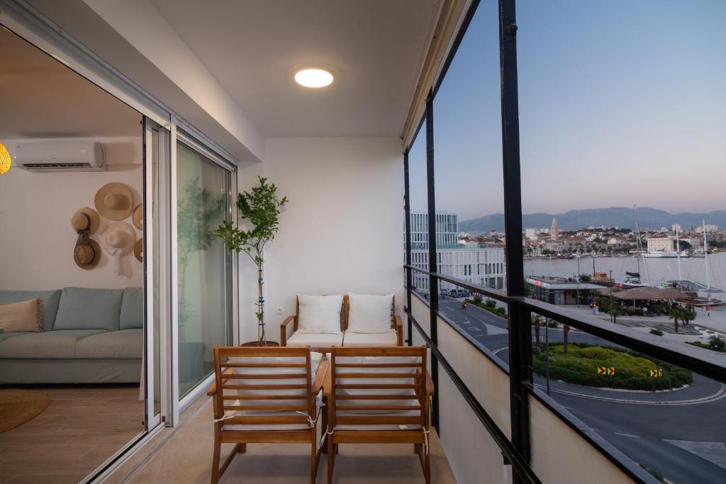 Sun and Sea Deluxe Apartments - 13