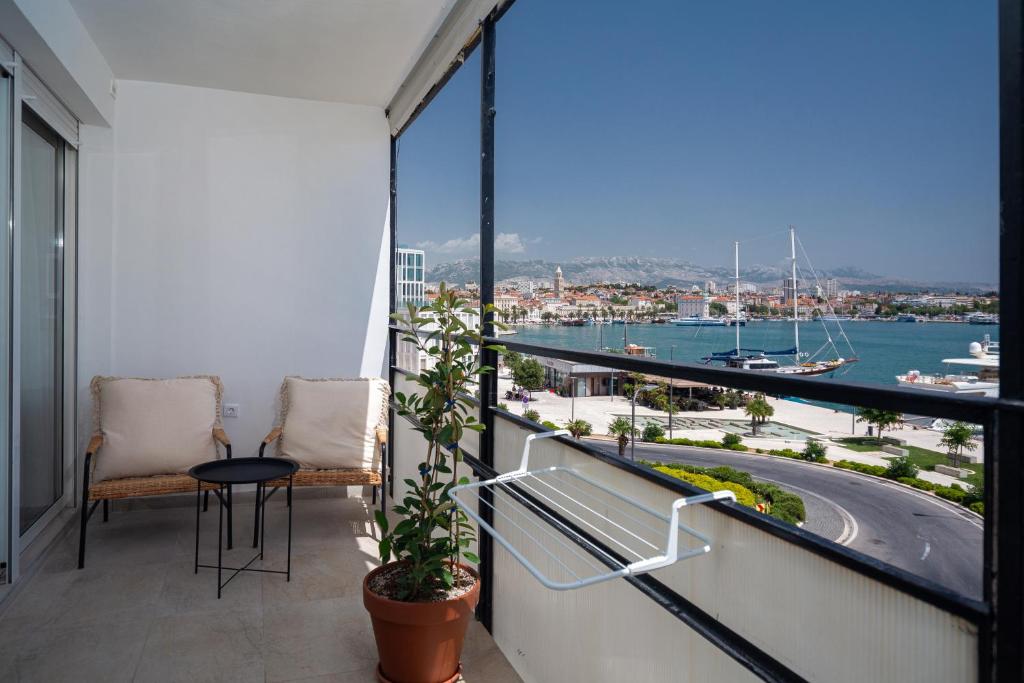 Sun and Sea Deluxe Apartments - 11