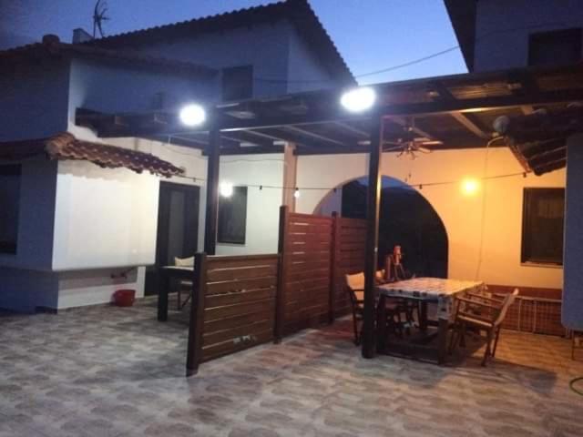 Patio lub wspólna przestrzeń na świeżym powietrzu w obiekcie Katevi Luxury Seafront Villa