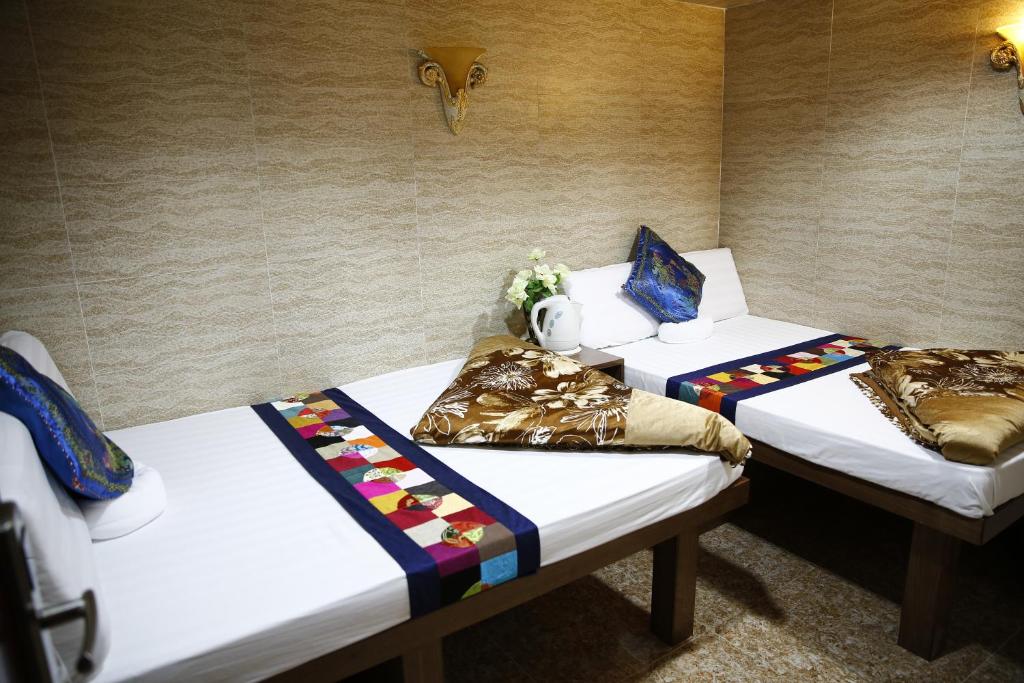Rúm í herbergi á Sandhu Guest House